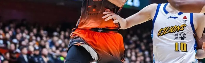 球迷的呐喊与球队的蜕变：山东男篮主场战胜广厦背后的深层逻辑|山东队|浙江广厦|卫冕冠军|易建联|丁彦雨航_新浪体育_新浪新闻