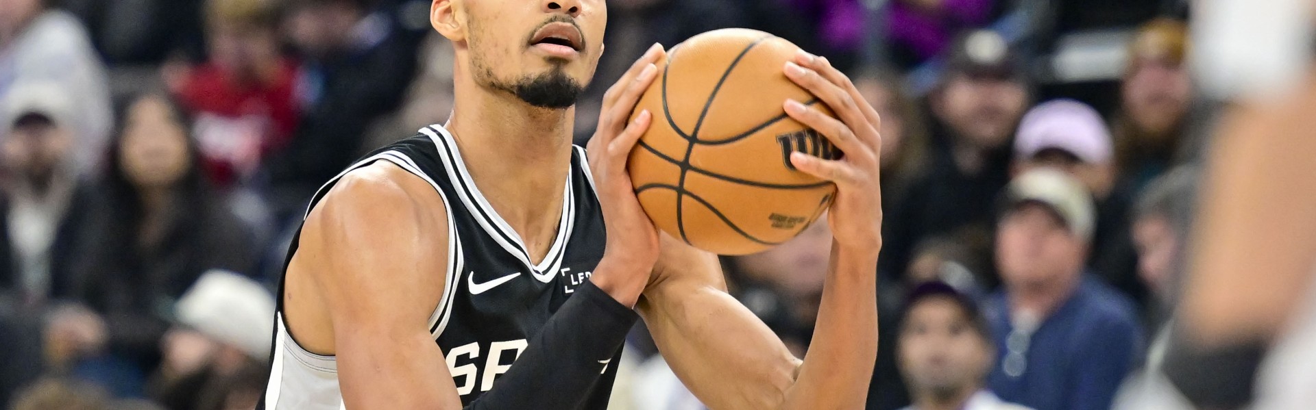 奇异果官方网站-外线没开！文班亚马半场三分球4中0拿到8分8板2帽