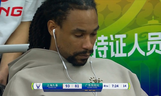 奇异果体育-已打完广东最后一场？球队落后，玩手机漠不关心，解说员：不应该